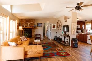 Et opholdsområde på 3BD 2BA Ranch Estate on 12 Acres