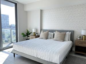 Uma cama ou camas num quarto em Miami design district, view of the bay - city mais 25 fotografias