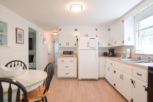 Η κουζίνα ή μικρή κουζίνα στο A C 3 Min Walk to Beach on Long Pond +18 φωτογραφίες