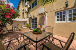 a table with a bowl of fruit on a patio at Palma Azul- Dushi Bida in Palm-Eagle Beach