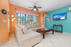 a living room with a couch and a table at Palma Azul- Dushi Bida in Palm-Eagle Beach