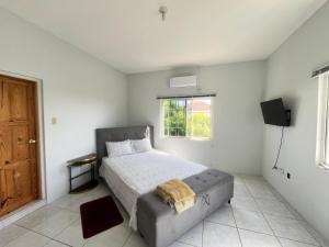 Кровать или кровати в номере The Retreat