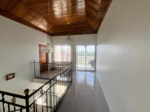 LyssonsにあるThe Retreatの階段のある廊下