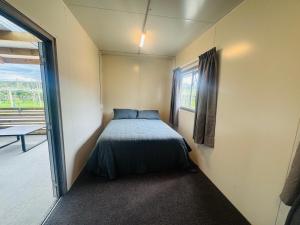 En eller flere senge i et værelse på Harbour Heights Cabins