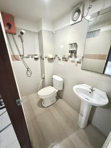 a bathroom with a toilet and a sink at zNAP - Khaosan Road สแนป ตรอกข้าวสาร in Bang Bua Thong Railway Station