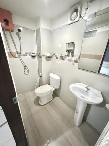 a bathroom with a toilet and a sink at zNAP - Khaosan Road สแนป ตรอกข้าวสาร in Bang Bua Thong Railway Station