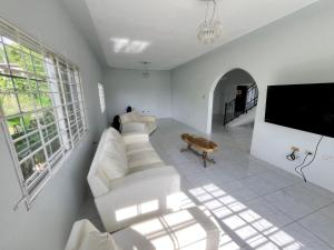 Телевизор и/или развлекательный центр в The Retreat