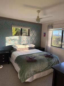 Un dormitorio con una cama grande y una ventana. en Cosy Country Private Cottage with views, en Harapepe