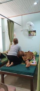 カオソックにあるSP House Khao Sokの部屋のソファに座っている二人