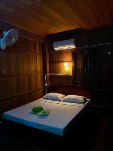 - une chambre avec un lit et 2 serviettes vertes dans l'établissement Home Stay 1, à Kratie