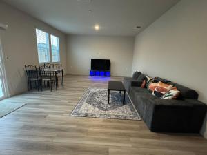 una sala de estar con un sofá y una mesa en A modern retreat and Gateway to Yosemite, en Merced 11 fotos más