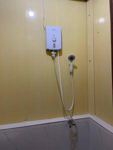 - une douche dans une chambre avec sèche-cheveux dans l'établissement Home Stay 1, à Kratie