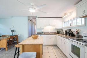 Køkken eller tekøkken på 100 Ft to Skaket Beach + 35 billeder