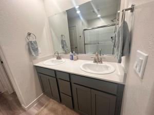 um banheiro com duas pias e um espelho em A modern retreat and Gateway to Yosemite em Merced mais 11 fotografias