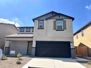 uma casa com uma grande porta de garagem numa garagem em A modern retreat and Gateway to Yosemite em Merced