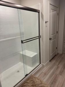 Koupelna v ubytování A modern retreat and Gateway to Yosemite