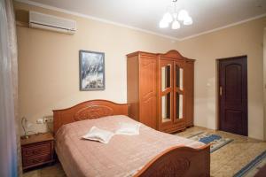 Ліжко або ліжка в номері V&P Готель та Ресторан  +37 фото