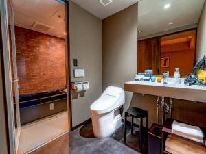 une salle de bains avec toilettes, lavabo et douche dans l'établissement Randor Hotel Namba Osaka Suites, à Osaka 135 autres photos
