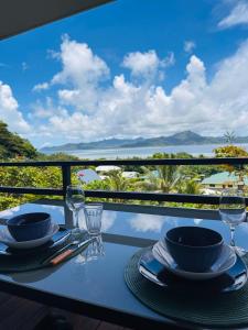 un tavolo con vista sull'oceano da un balcone. di Heikauiki home a aUturoa