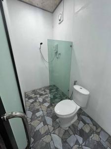 un bagno con wc e doccia in vetro di Grand Bungalow a Ban Ting Rai Altre 37 foto