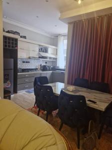 Η κουζίνα ή μικρή κουζίνα στο Bavado Courts +7 φωτογραφίες