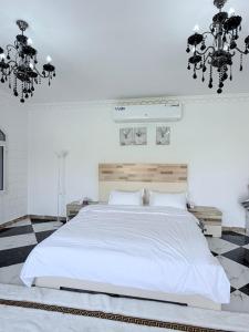 Ένα ή περισσότερα κρεβάτια σε δωμάτιο στο شاليهات ليوا +9 φωτογραφίες