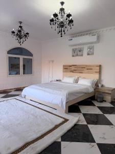 Ένα ή περισσότερα κρεβάτια σε δωμάτιο στο شاليهات ليوا