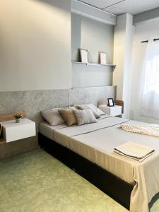 ein Schlafzimmer mit einem großen Bett in einem Zimmer in der Unterkunft Apto estudio moderno cerca a centros comerciales in Yopal