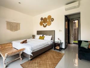 En eller flere senge i et værelse på Puri Sharai Homestay + 25 billeder