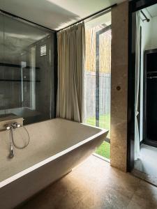 Et badeværelse på Puri Sharai Homestay