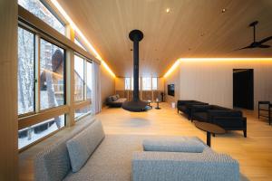 白马村Hakuba Amber Resort by Jade Group的带沙发和壁炉的客厅