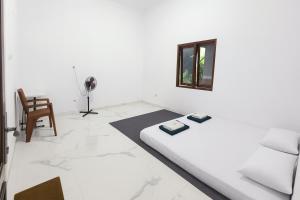 Postel nebo postele na pokoji v ubytování Griya Ngasem Djogja + 11 fotografií