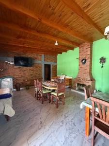 Et tv og/eller underholdning på Quincho El Aguaribay