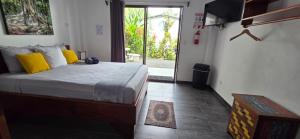 En eller flere senge i et værelse på Hospedaje Casa Blanca Tortuguero Carey