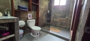 Et badeværelse på Hospedaje Casa Blanca Tortuguero Carey