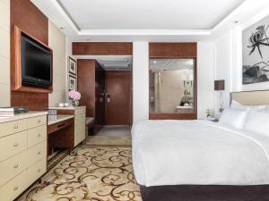 Ένα ή περισσότερα κρεβάτια σε δωμάτιο στο The Langham Hong Kong