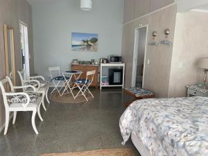 Кухня или мини-кухня в Hahei Hibiscus Cottage Guest House
