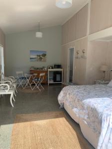 Кровать или кровати в номере Hahei Hibiscus Cottage Guest House