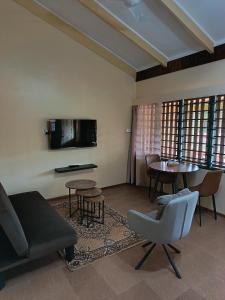 una sala de estar con un sofá y una mesa en LG Palms, en Sigatoka