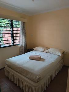 Un dormitorio con una cama con una toalla encima. en LG Palms, en Sigatoka