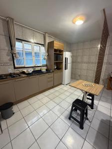 Kuchyň nebo kuchyňský kout v ubytování Impeccable studio apartment, comfort and practicality