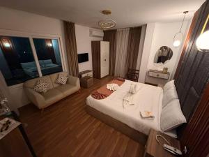 una habitación de hotel con una cama y un sofá en New LA Veranda Pyramids Inn, en El Cairo 65 fotos más