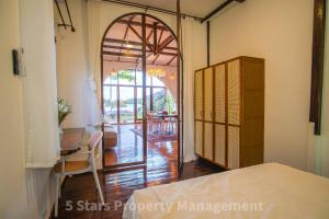 une pièce avec une porte ouverte sur une salle à manger dans l'établissement Serenity Sands Villa, Beachfront and Mountain View, à Chaloklum