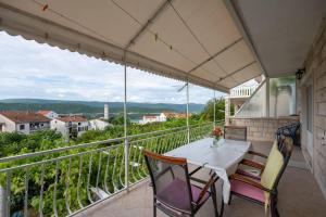 a balcony with a table and chairs and a view at Apartmani i sobe Ina in Neum