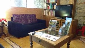 TV a/nebo společenská místnost v ubytování Casa Rural Ecológica Arrizurieta