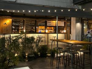 um restaurante com uma mesa e bancos em frente em Star Hostel Taichung Parklane em Taichung mais 49 fotografias