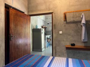 een kleine keuken met een koelkast in de kamer bij Into The Blue - Beach House in Unakuruwa