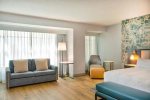 En eller flere senge i et værelse på Rochester Marriott Mayo Clinic Area + 52 billeder