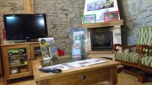 TV a/nebo společenská místnost v ubytování Casa Rural Ecológica Arrizurieta