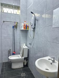 ein Badezimmer mit Dusche, Toilette und Waschbecken in der Unterkunft 3 Bedrooms Single Storey Terrace at Taman Inderawasih ,12mins to Penang Bridge , 5mins to Sunway Carnival Mall in Butterworth